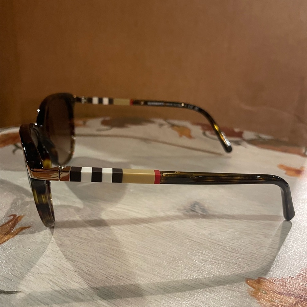 Burberry Sunglasses with Black and Cream Highlights - Picture 5 of 8